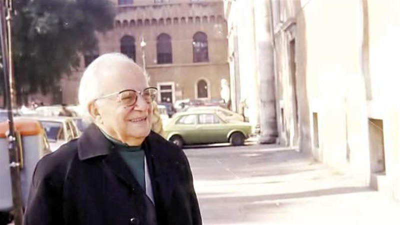 الاديب يحيى حقى فى حى السيدة زينب من الاحياء التى عشقها