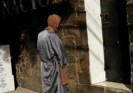 أحد أعضاء منظمة ليف تاهور ينتظر خارج مكتب المدعي العام في غواتيمالا، فيتو