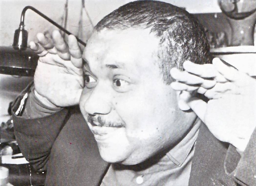 صلاح جاهين فى مشهد ساخر بأحد أفلامه