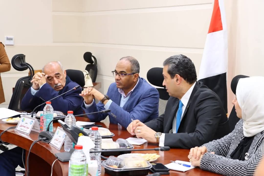 محافظ دمياط مع نائب وزير الاسكان يناقش المعوقات والحلول المطروحة