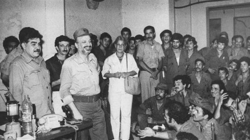 نادية لطفى مع ياسر عرفات اثناء الحصار فى بيروت