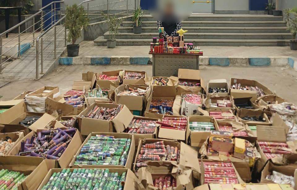 ضبط مندوب مبيعات يدير مخزن للإتجار فى الألعاب النارية بالشرقية