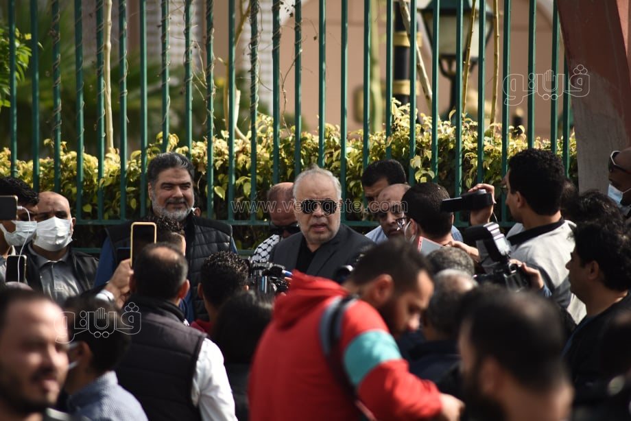 وصول أشرف زكي وأحمد بدير ورجاء حسين إلى جنازة سهير البابلي (7)