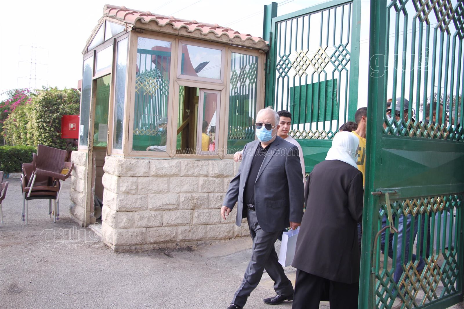 وصول أشرف زكي وأحمد بدير ورجاء حسين إلى جنازة سهير البابلي (9)