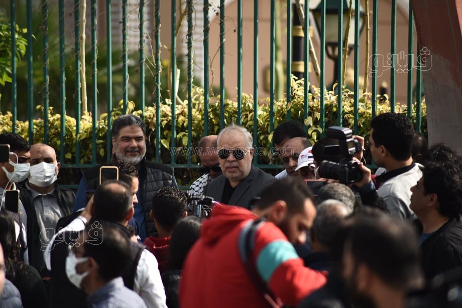 وصول أشرف زكي وأحمد بدير ورجاء حسين إلى جنازة سهير البابلي (11)