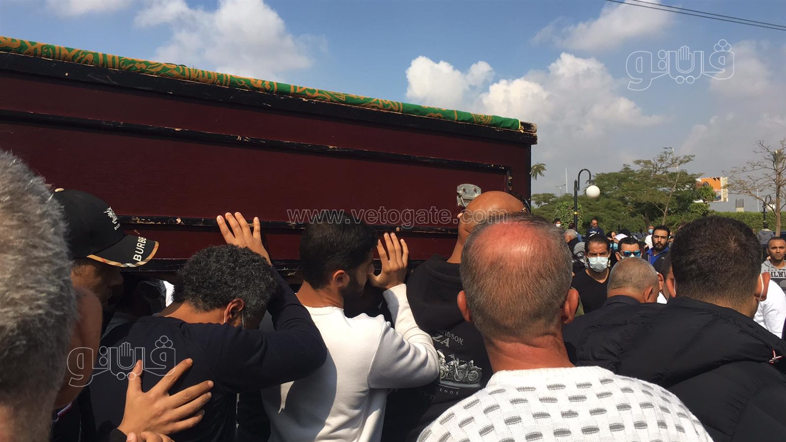 معز مسعود يؤم المصلين في جنازة سهير البابلي (5)