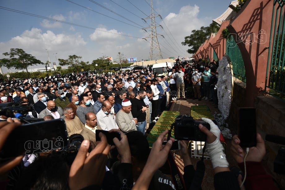 معز مسعود يؤم المصلين في جنازة سهير البابلي (1)