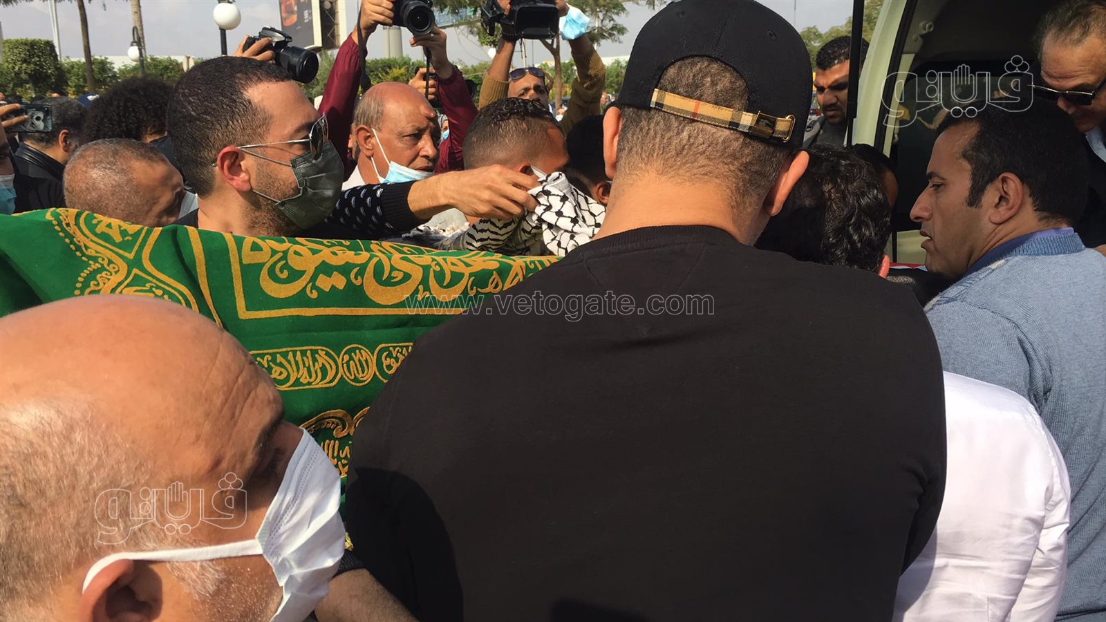 معز مسعود يؤم المصلين في جنازة سهير البابلي (2)