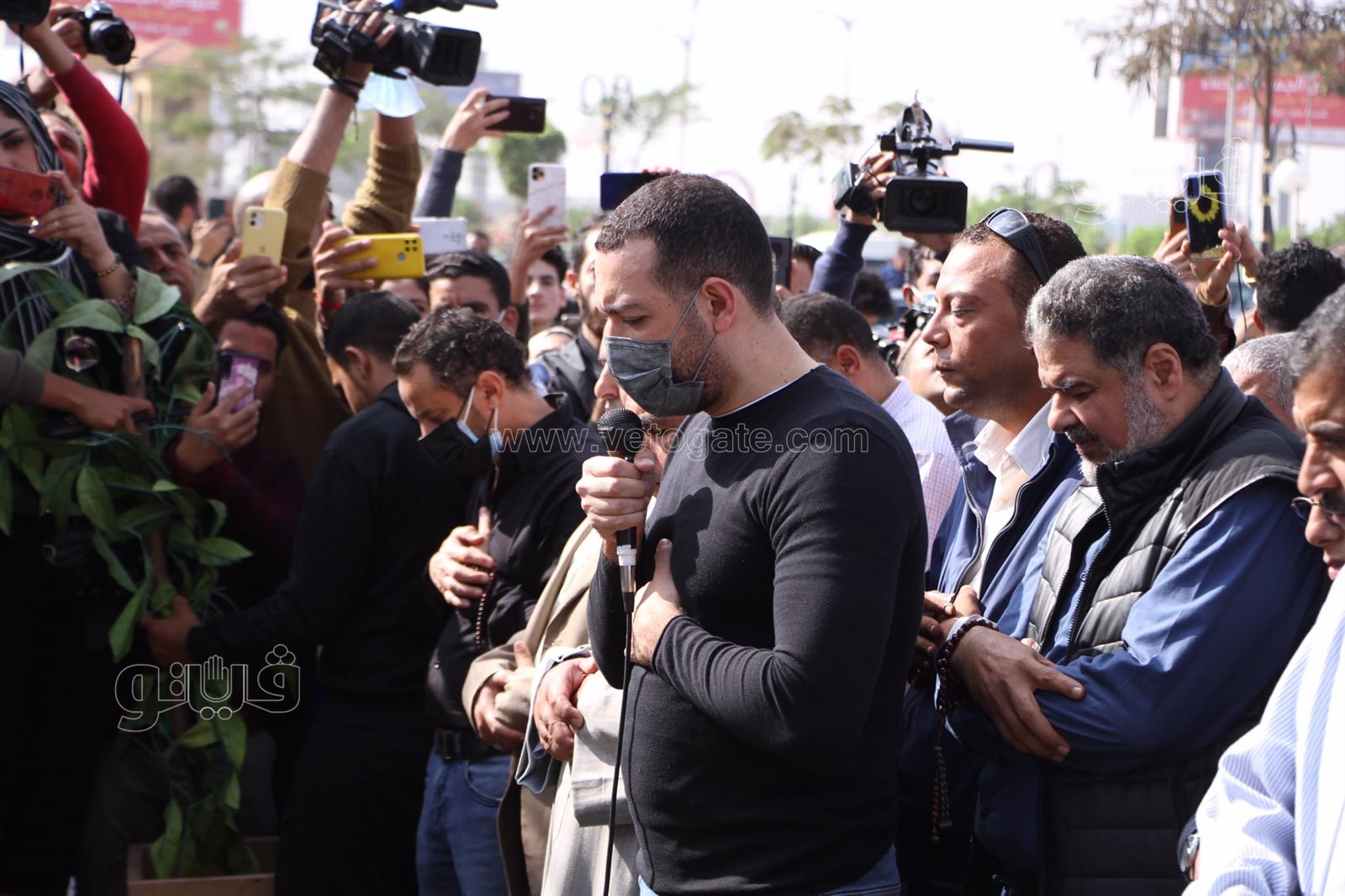 معز مسعود يؤم المصلين في جنازة سهير البابلي (3)