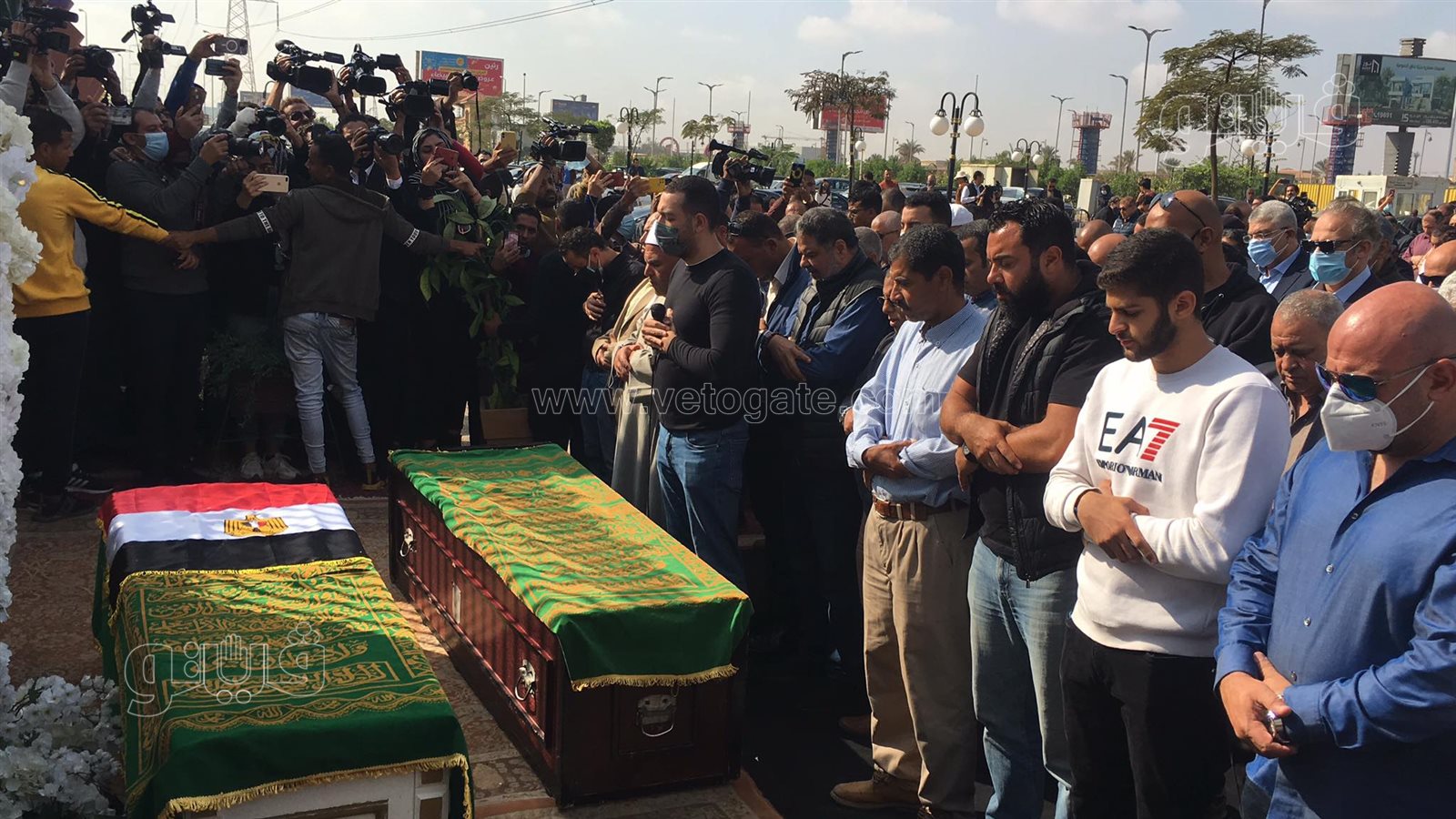 معز مسعود يؤم المصلين في جنازة سهير البابلي (6)