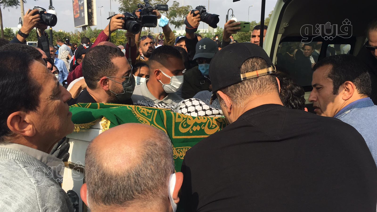 معز مسعود يؤم المصلين في جنازة سهير البابلي (8)