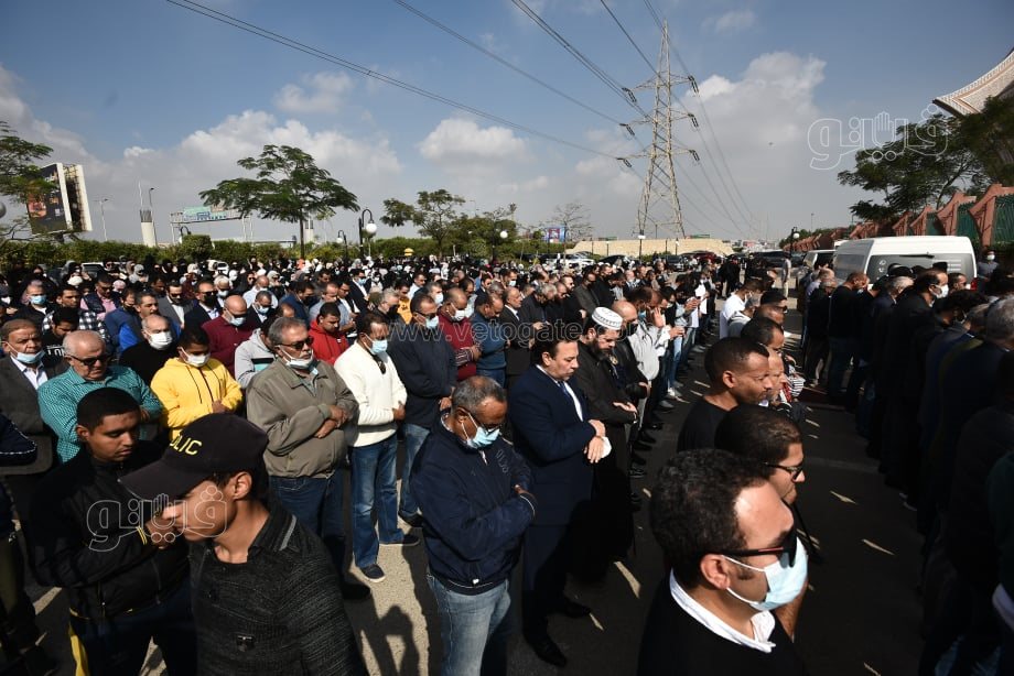 معز مسعود يؤم المصلين في جنازة سهير البابلي (9)