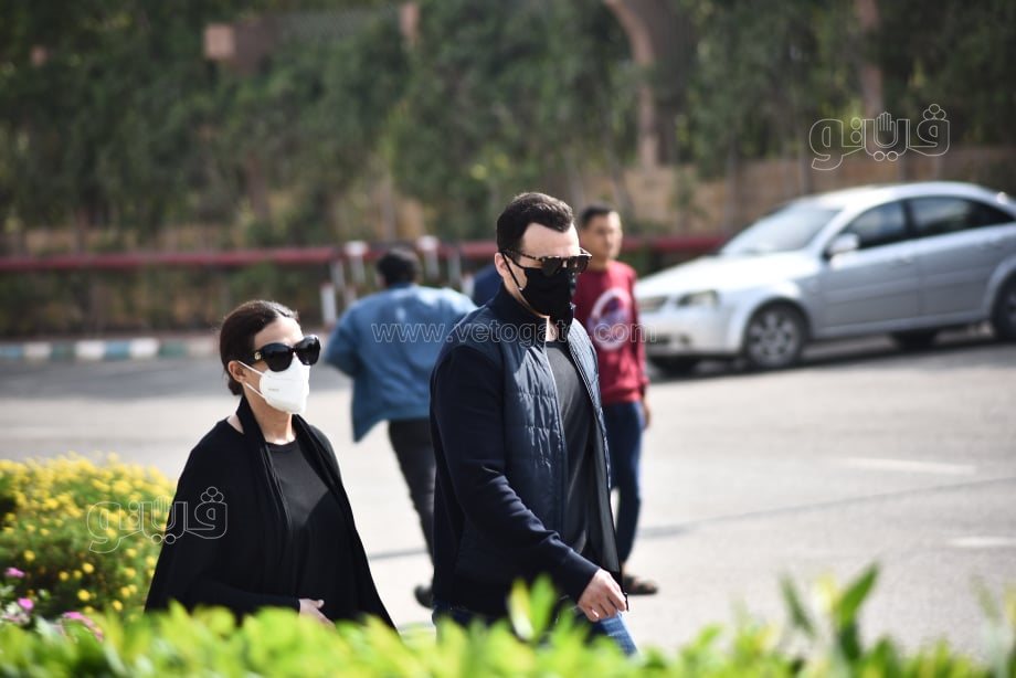 دنيا سميرغانم ورامي رضوان في جنازة سهير البابلي (1)