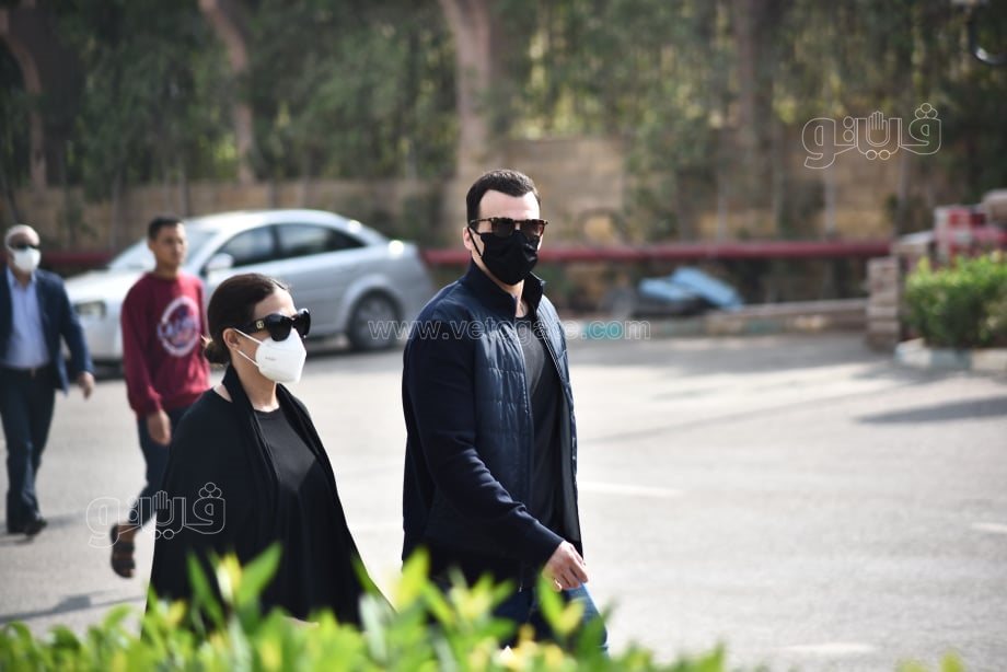 دنيا سميرغانم ورامي رضوان في جنازة سهير البابلي (5)