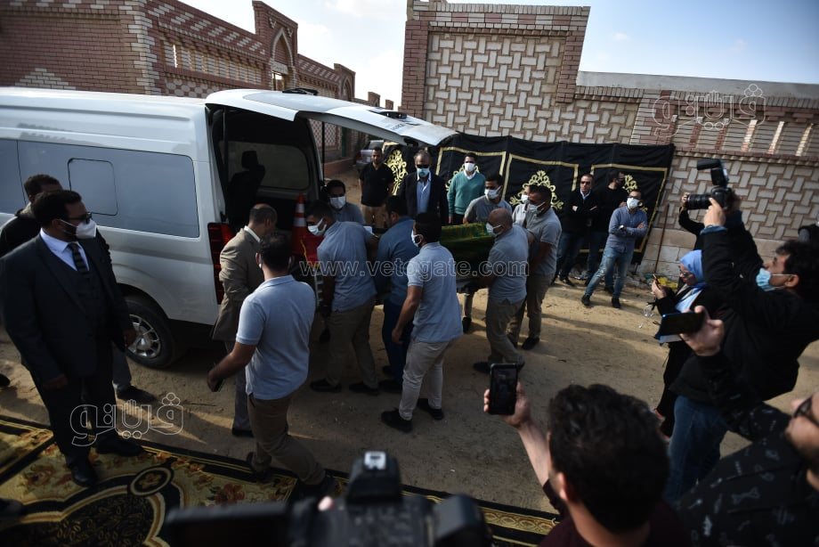 لحظة دفن الفنانة سهير البابلي بمقابر طريق الواحات (1)