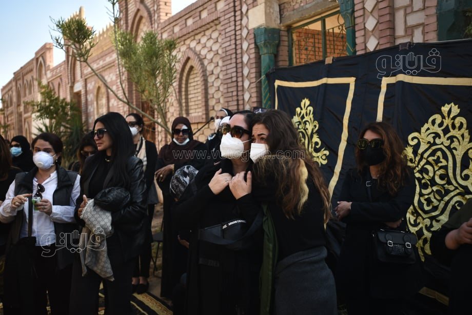 لحظة دفن الفنانة سهير البابلي بمقابر طريق الواحات (2)