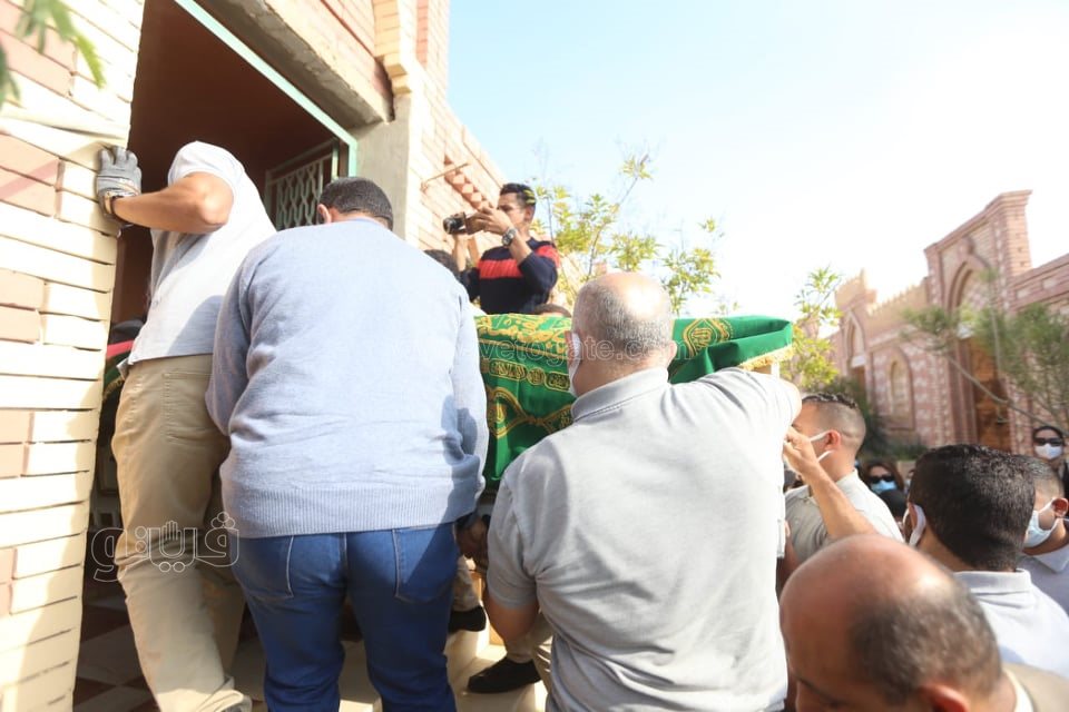 لحظة دفن الفنانة سهير البابلي بمقابر طريق الواحات (3)