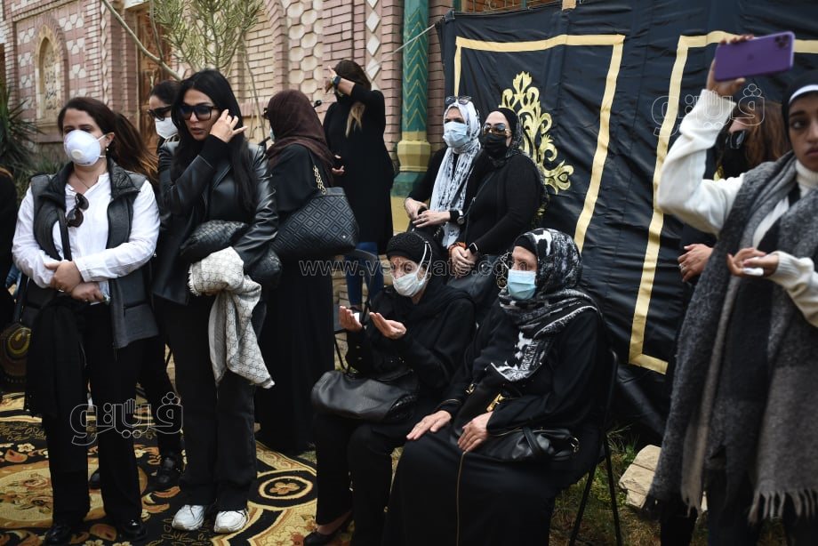 لحظة دفن الفنانة سهير البابلي بمقابر طريق الواحات (8)