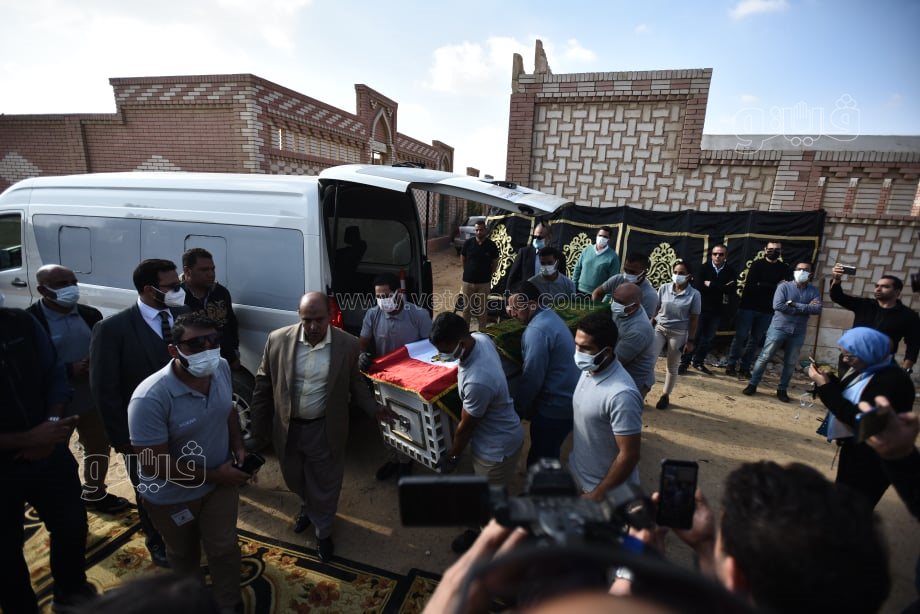 لحظة دفن الفنانة سهير البابلي بمقابر طريق الواحات (9)
