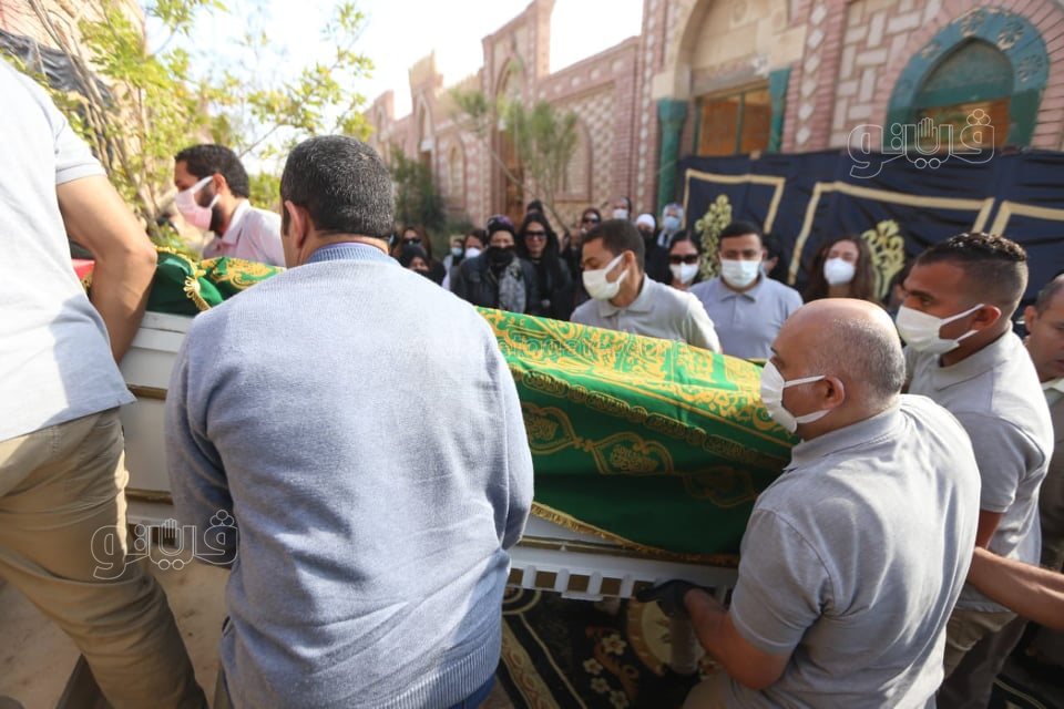 لحظة دفن الفنانة سهير البابلي بمقابر طريق الواحات (6)