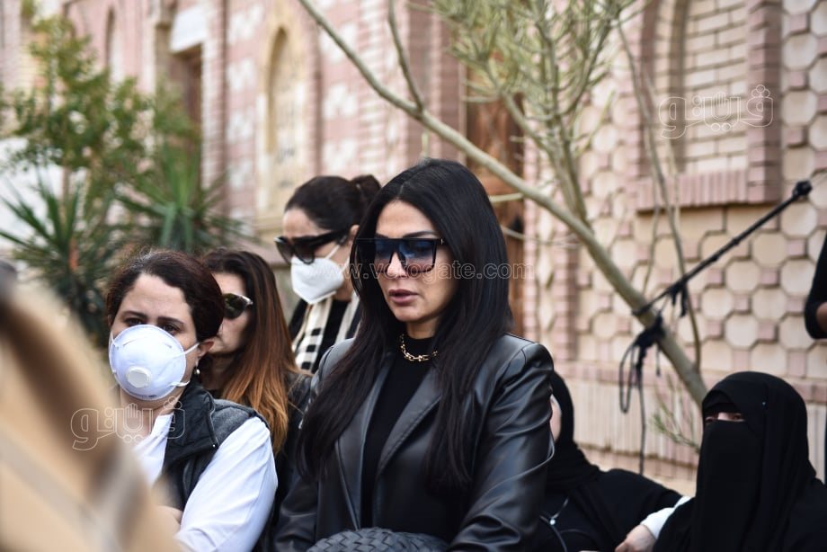 لحظة دفن الفنانة سهير البابلي بمقابر طريق الواحات (10)