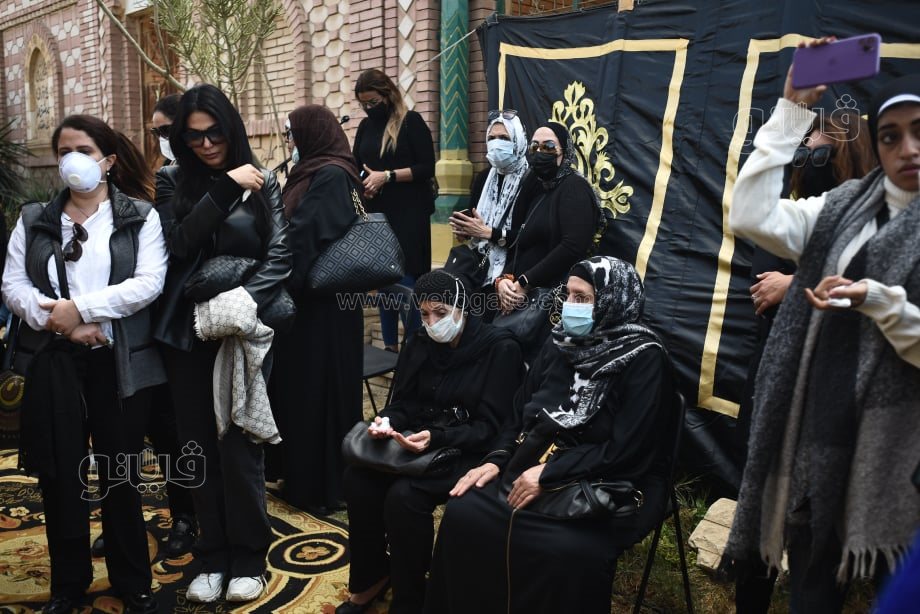 لحظة دفن الفنانة سهير البابلي بمقابر طريق الواحات (12)