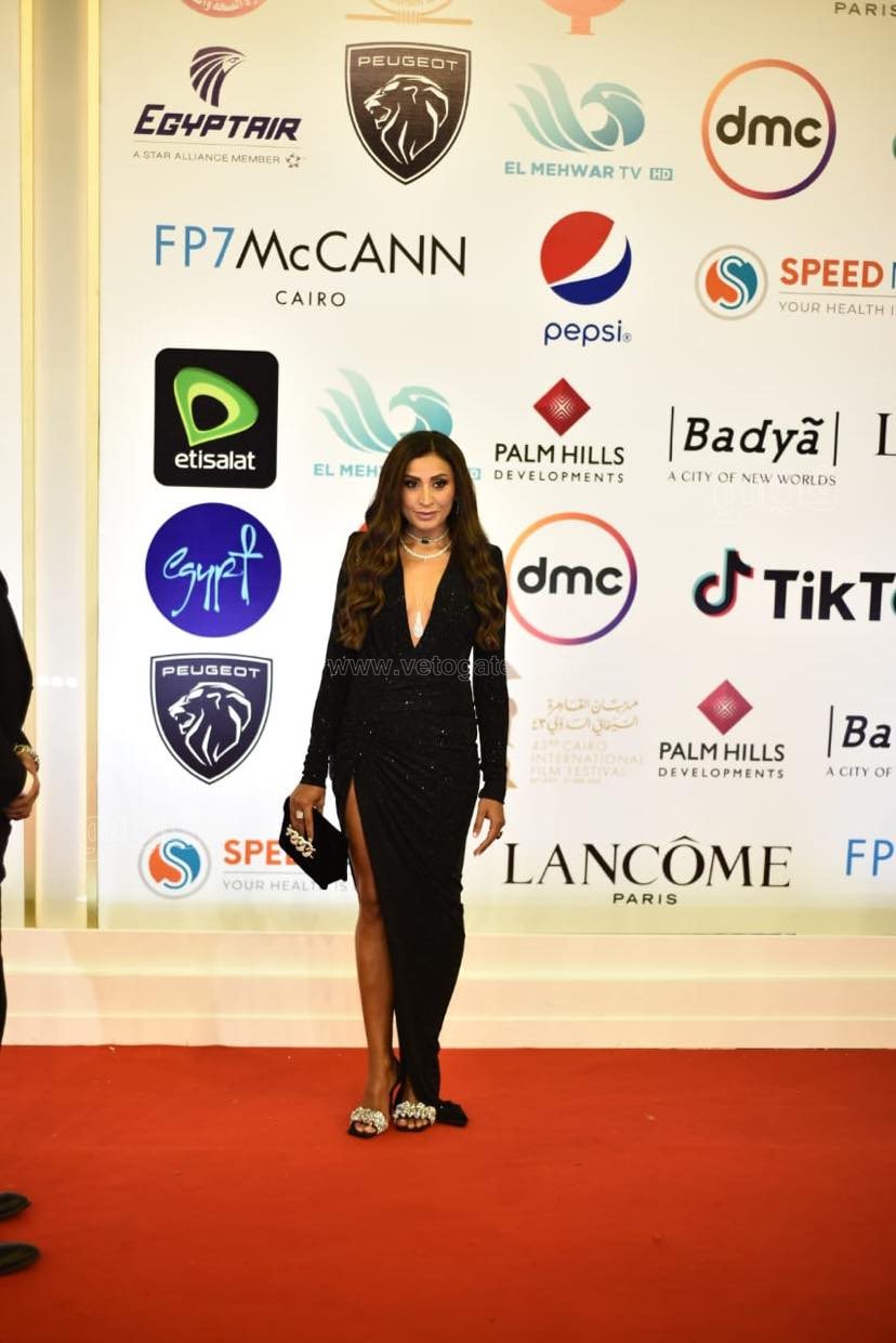 نجمات تألقن بالأسود في افتتاح مهرجان القاهرة السينمائي (2)