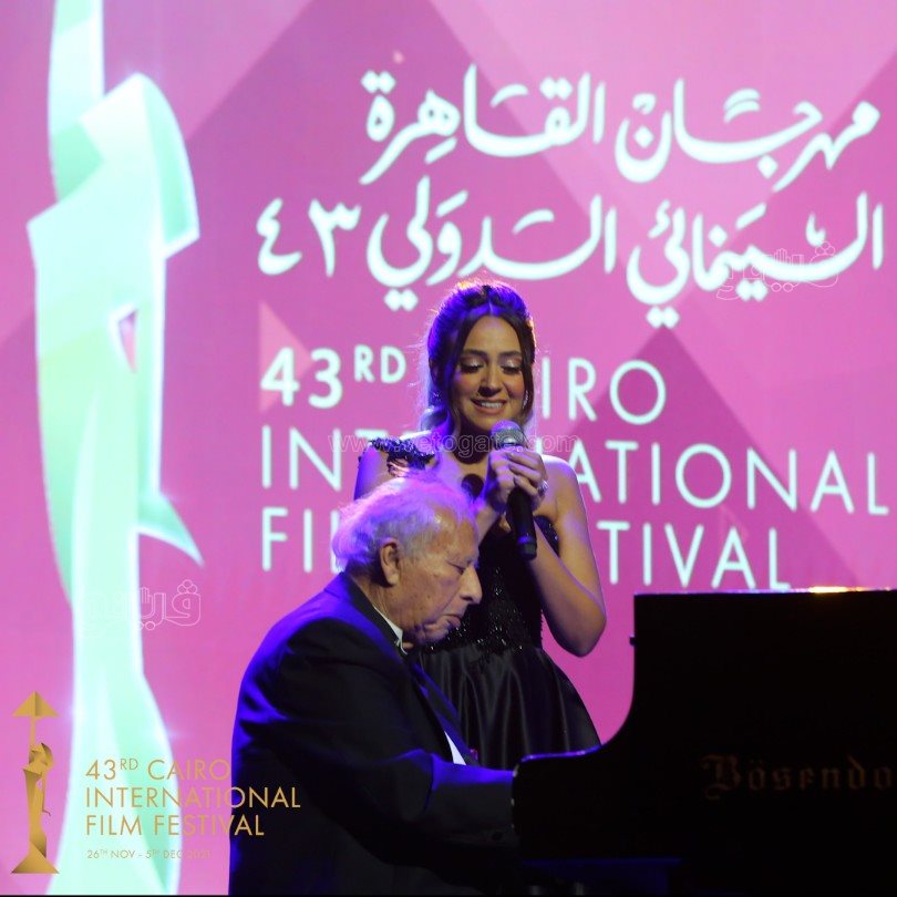  تكريم نيللى وكريم عبد العزيز بافتتاح مهرجان القاهرة السينمائى (2)