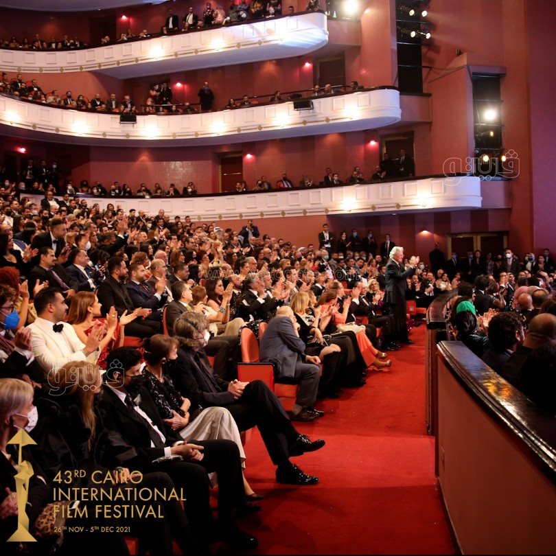  تكريم نيللى وكريم عبد العزيز بافتتاح مهرجان القاهرة السينمائى (6)