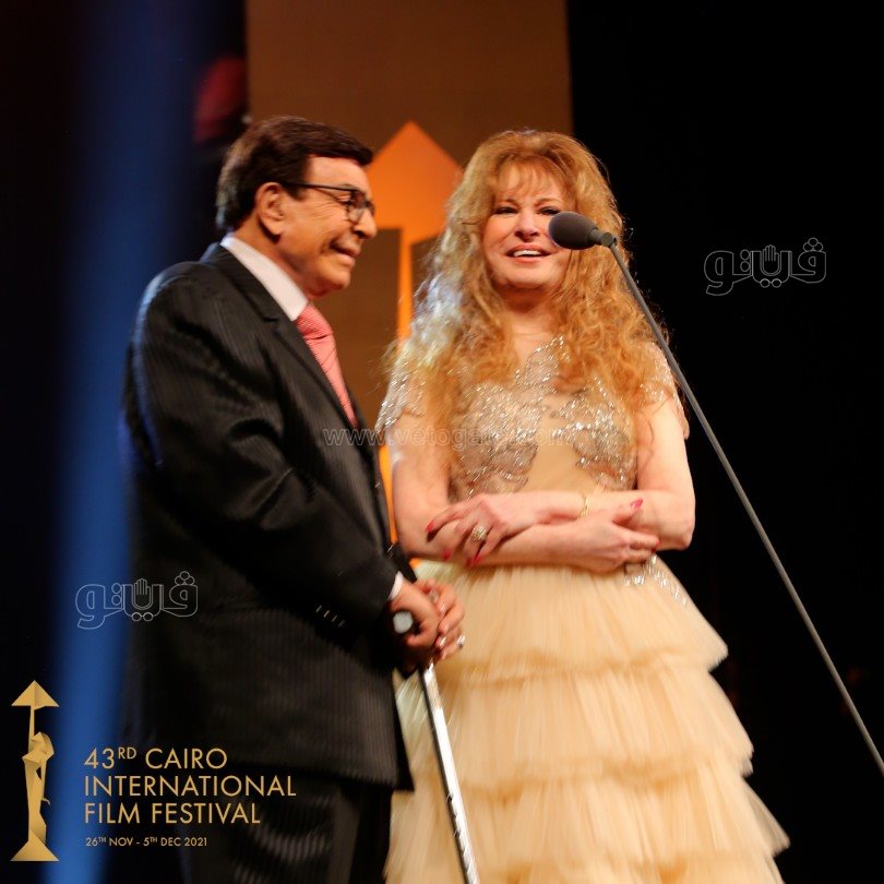  تكريم نيللى وكريم عبد العزيز بافتتاح مهرجان القاهرة السينمائى (13)