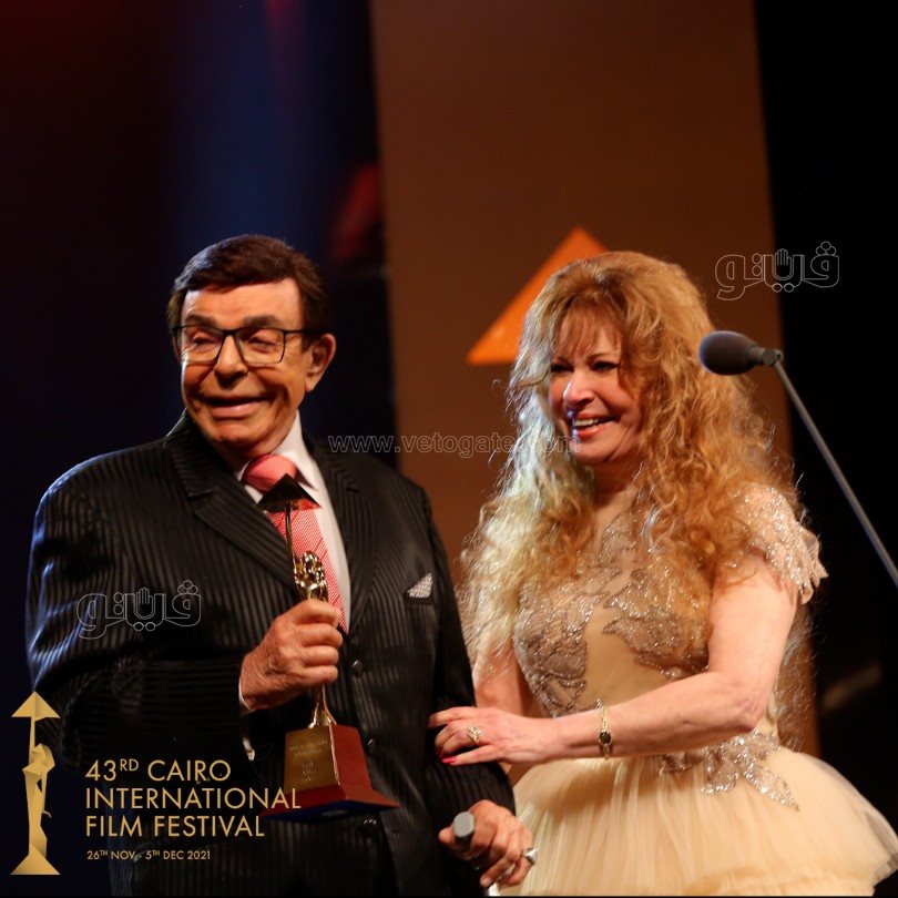  تكريم نيللى وكريم عبد العزيز بافتتاح مهرجان القاهرة السينمائى (14)