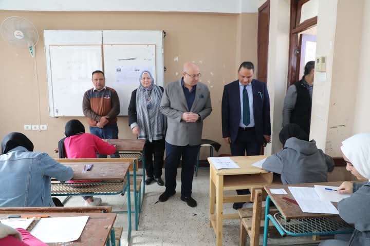 محافظ بني سويف يتفقد امتحانات الإعدادية