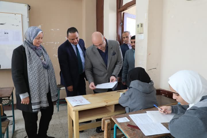 محافظ بني سويف يتفقد امتحانات الإعدادية