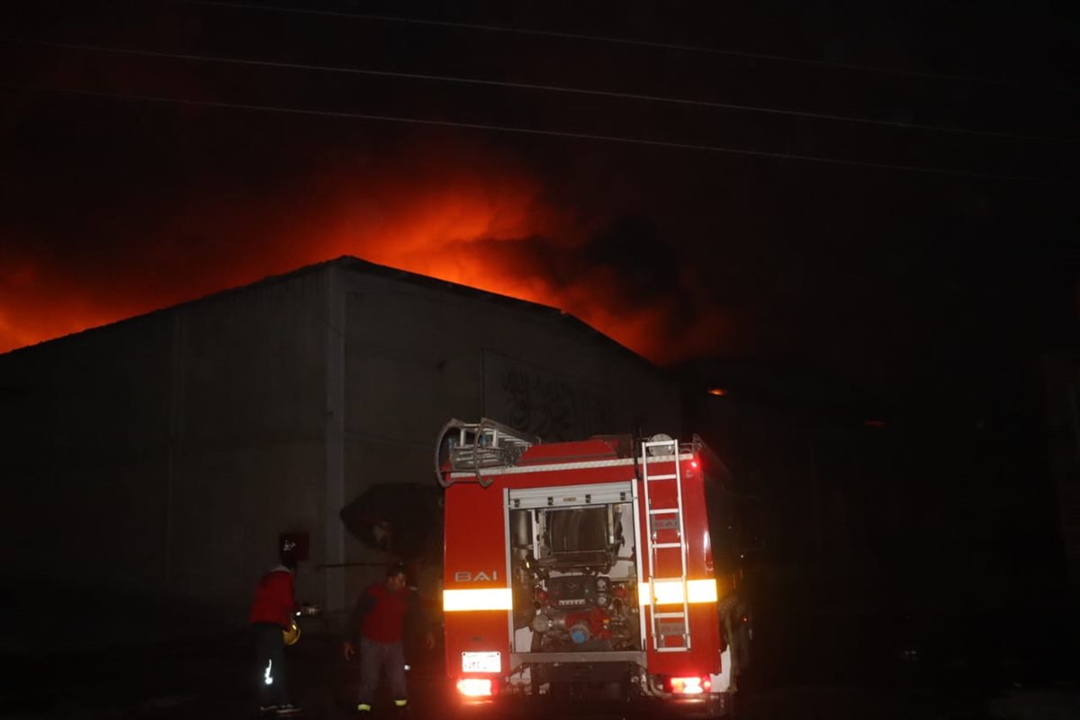 حريق هائل في ثلاجة مواد غذائية بالقليوبية،فيتو