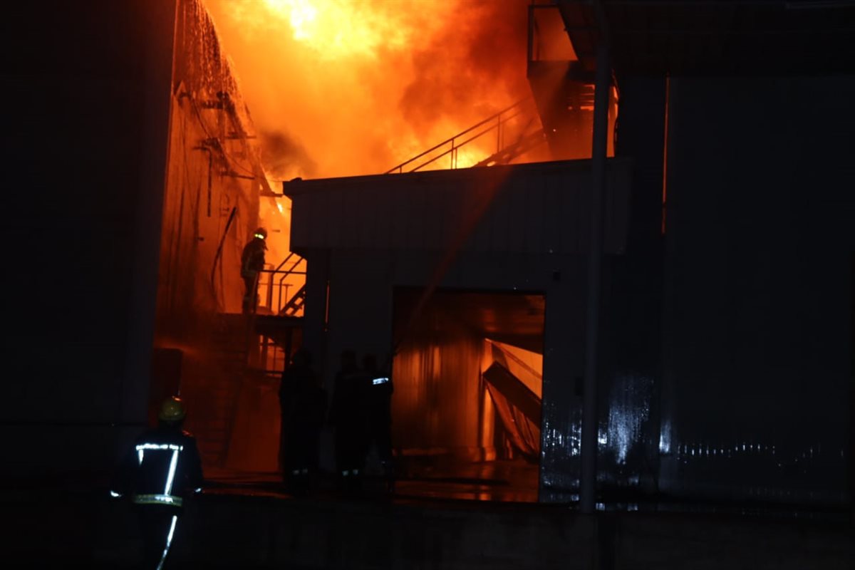 حريق هائل في ثلاجة مواد غذائية بالقليوبية،فيتو