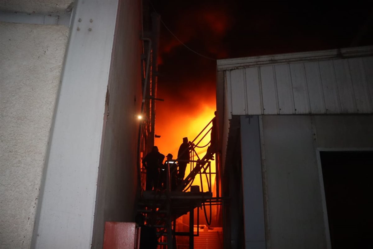 حريق هائل في ثلاجة مواد غذائية بالقليوبية،فيتو