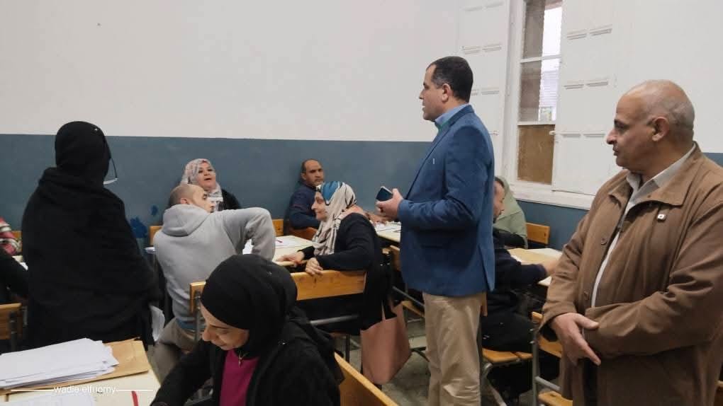 يتفقد سير العمل بلجنتي النظام والمراقبة وتقدير الدرجات للشهادة الإعدادية