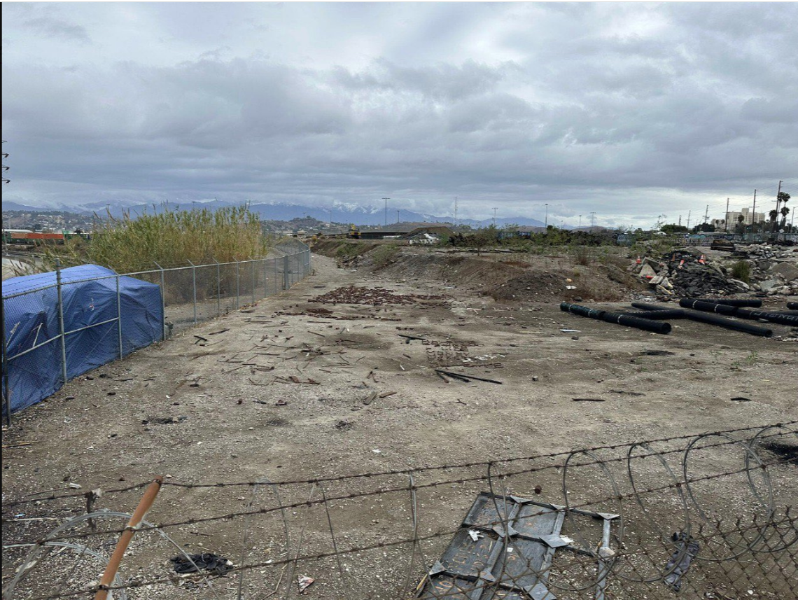 مكان الرسائل الغامضة في مستودع خردة للسكك الحديدية، فيتو