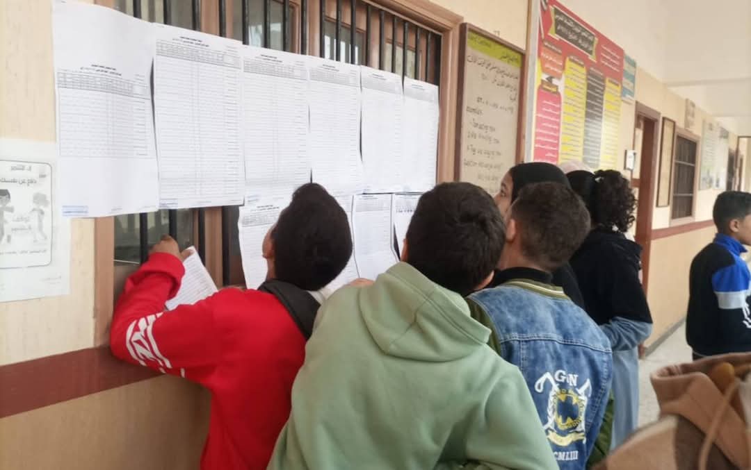 الطلاب يتابعون نتائج امتحانات نصف العام