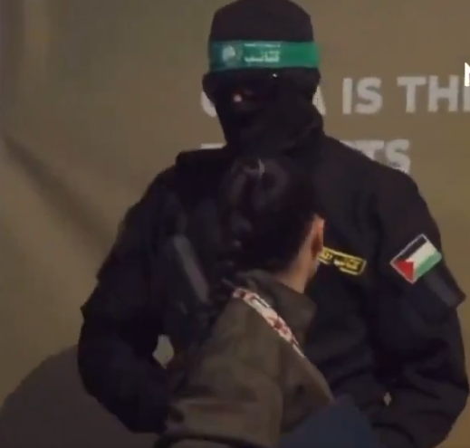 نظرة المجندة الأسيرة لمقاتل القسام، فيتو