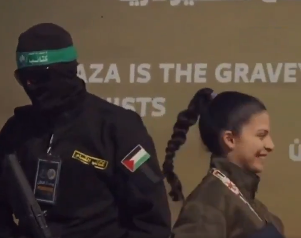 سعادة المجندة الأسيرة ونظرتها لمقاتل القسام، فيتو