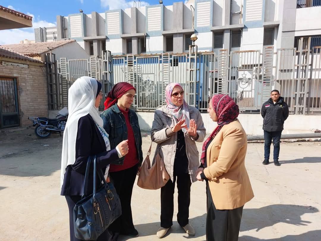 وكيل وزارة الصحة خلال معاينتها لاجهاز،فيتو