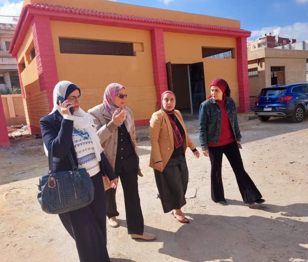 وكيل وزارة الصحة خلال معاينتها لاجهاز،فيتو