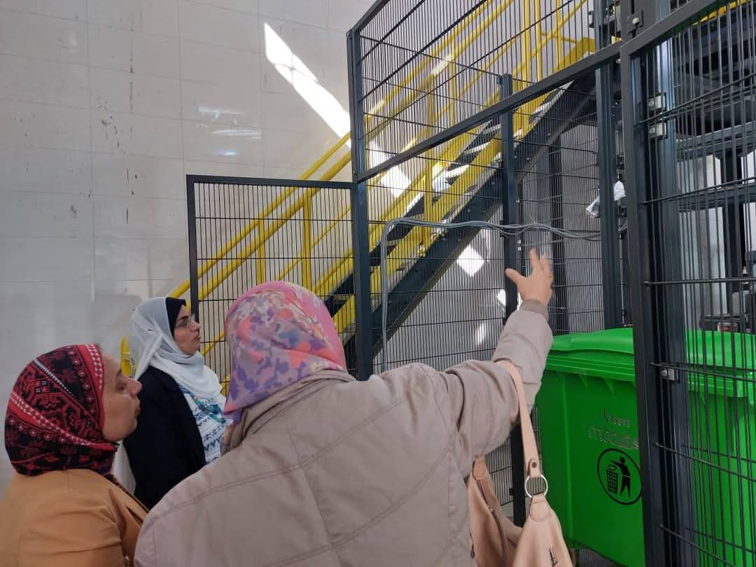 وكيل وزارة الصحة خلال معاينتها لاجهاز،فيتو