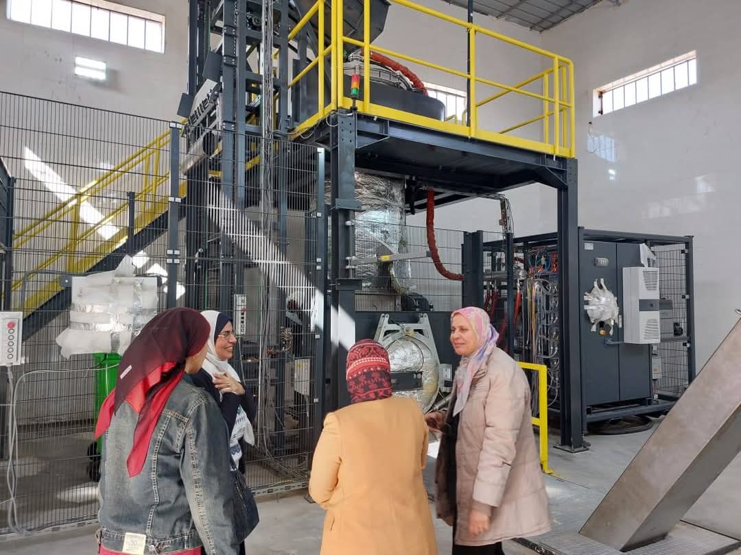 وكيل وزارة الصحة خلال معاينتها لاجهاز،فيتو