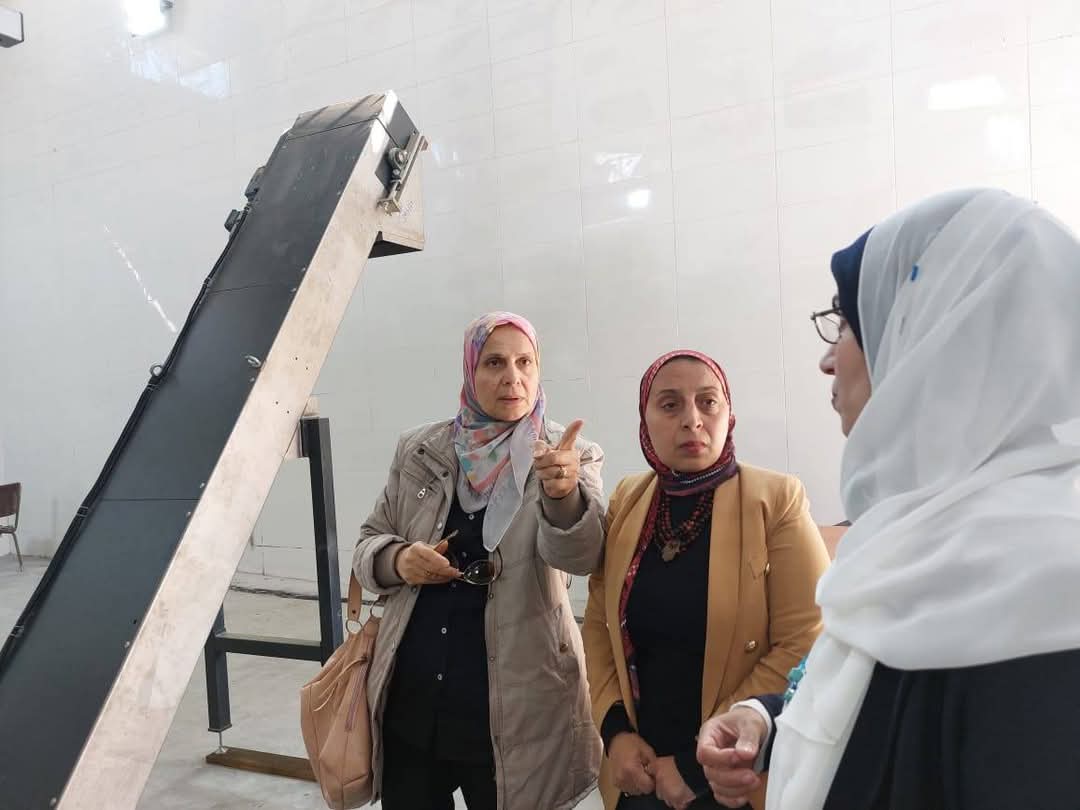 وكيل وزارة الصحة خلال معاينتها لاجهاز،فيتو