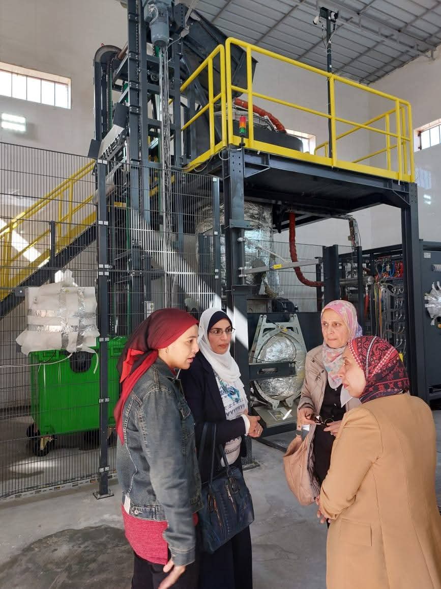 وكيل وزارة الصحة خلال معاينتها لاجهاز،فيتو