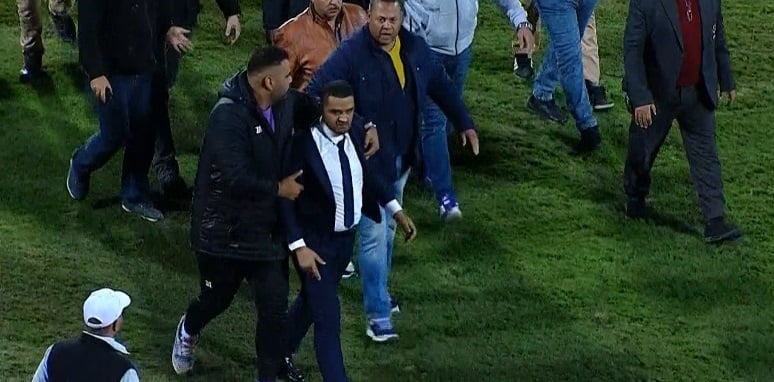 عضو الاسماعيلي يحاول الاعتداء على الحكم، فيتو