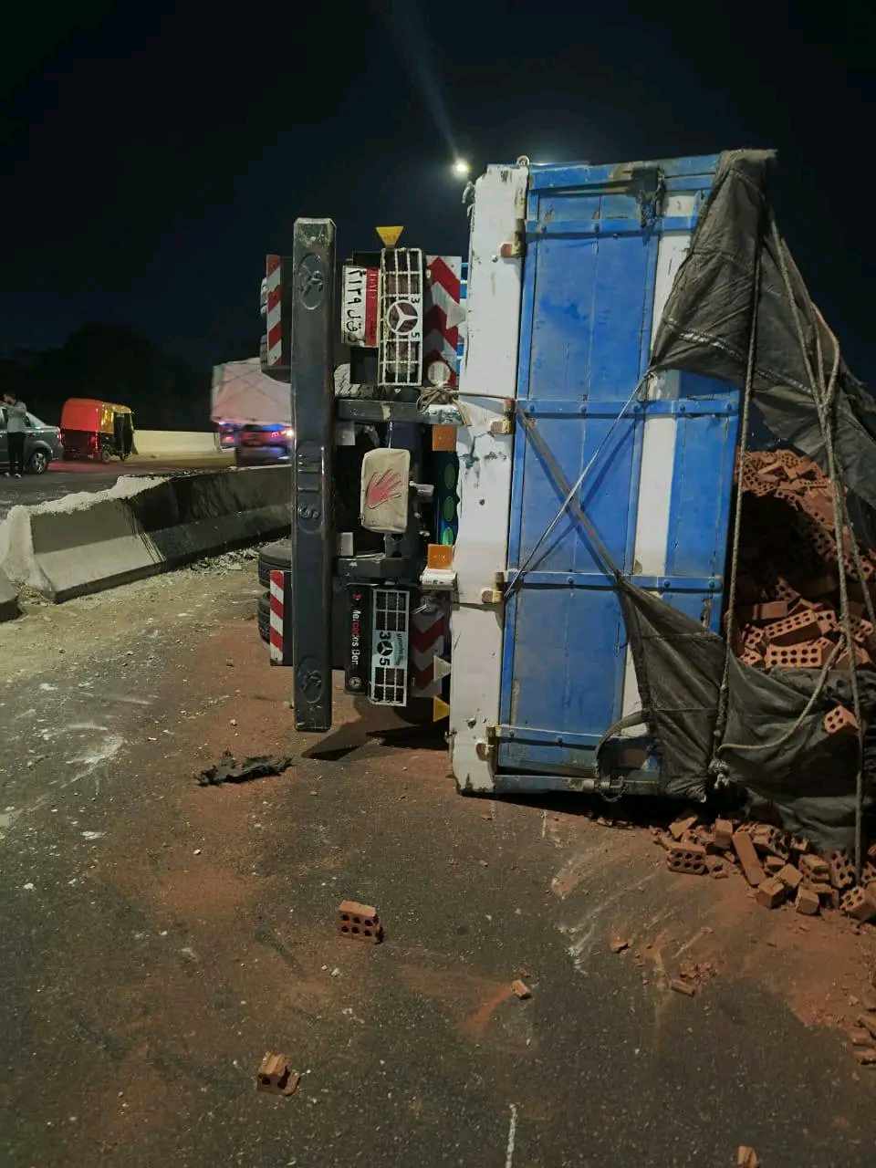 انقلاب سيارة نقل محملة بالطوب بالشرقية واصابة قائدها،فيتو