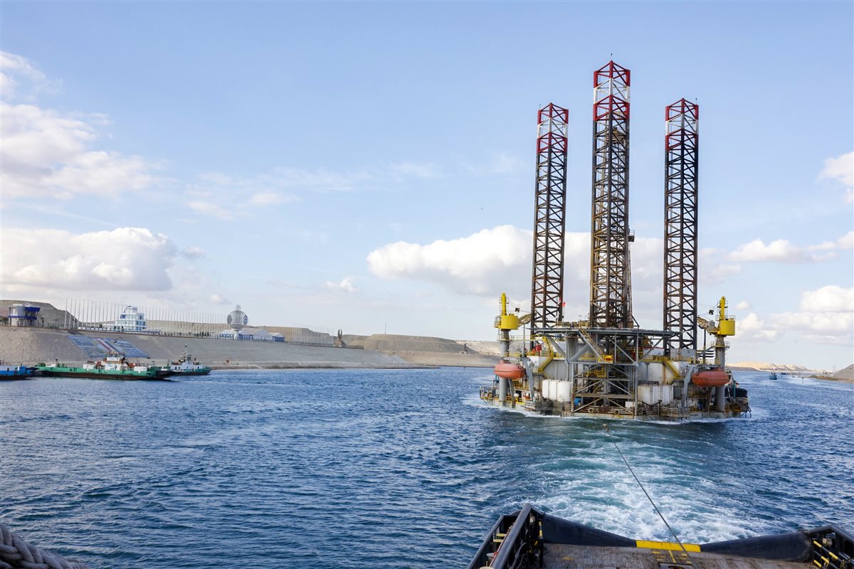 جانب من عملية عبور الحفار،فيتو